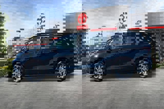Used 2025 Toyota Sienna LE image 9