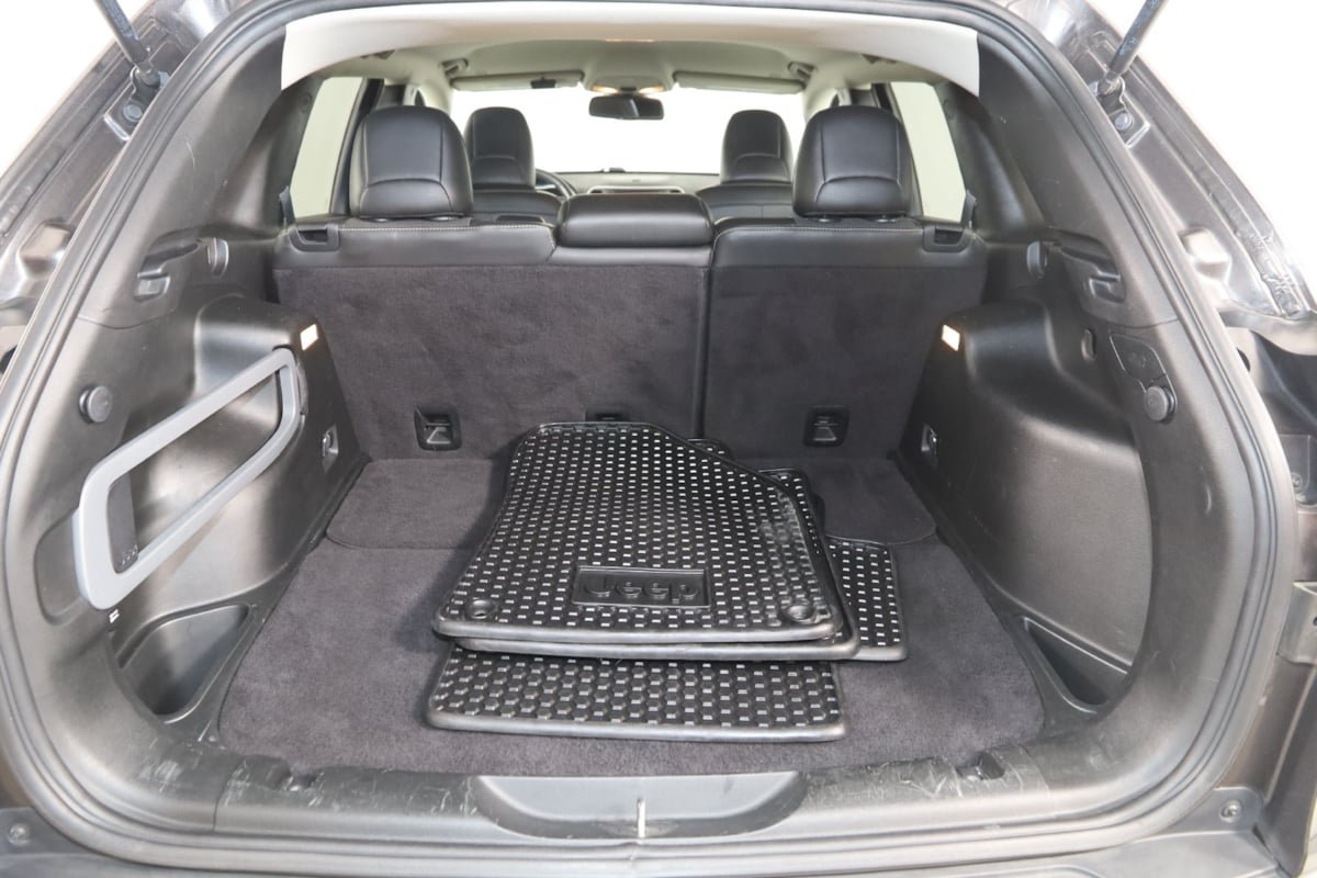 Used 2018 Jeep Cherokee Latitude Plus w/ Cold Weather Group FWD image 45