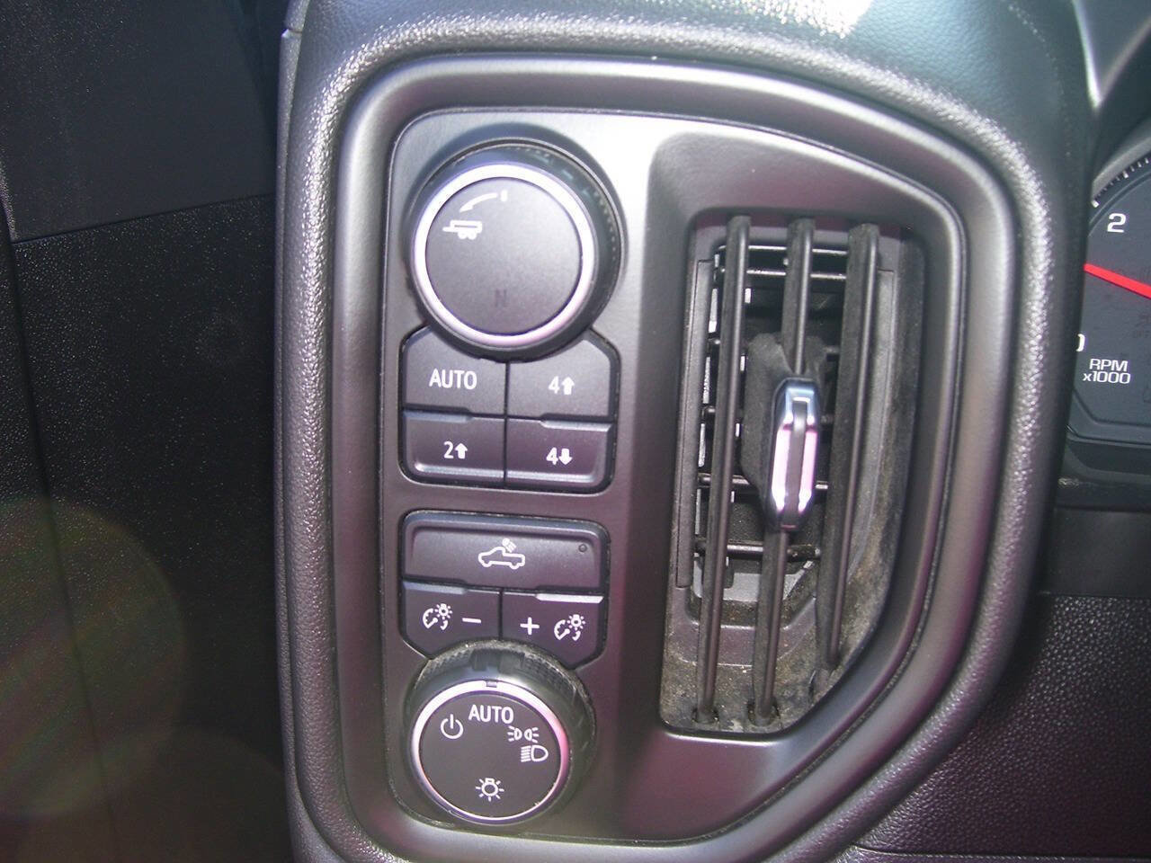 Used 2019 Chevrolet Silverado 1500 Custom Trail Boss w/ Custom Convenience Package image 12