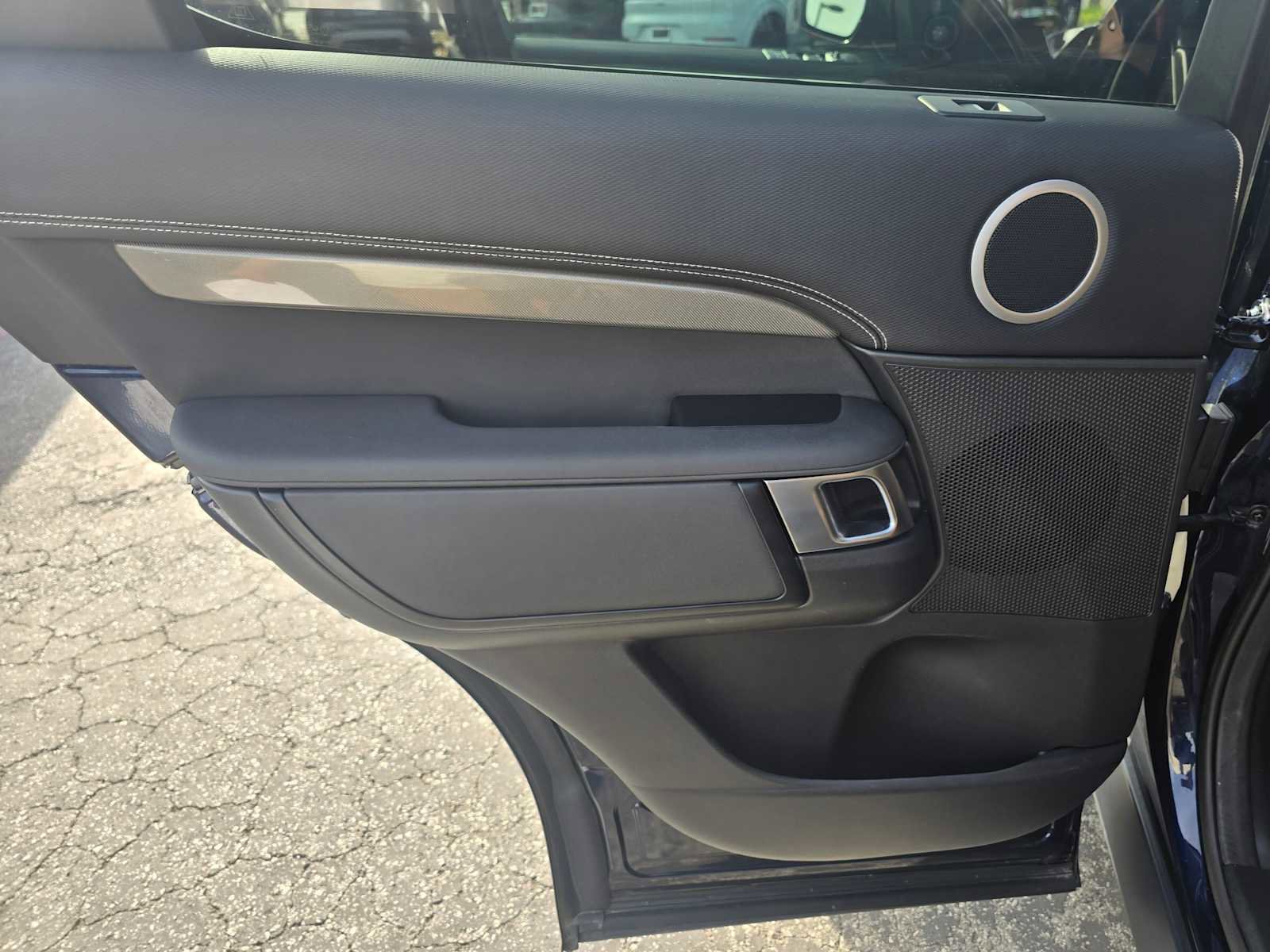 Used 2023 Land Rover Discovery Metropolitan Edition image 21