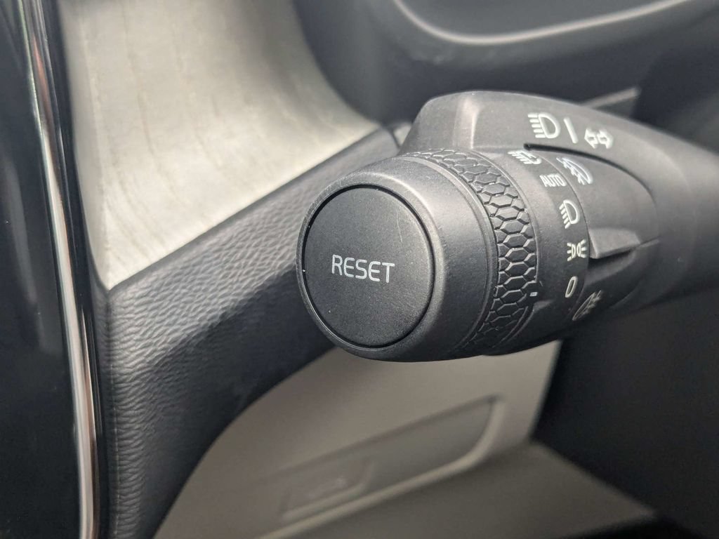 Certified 2023 Volvo XC40 B5 Plus w/ Protection Package Premier AWD/4WD image 40