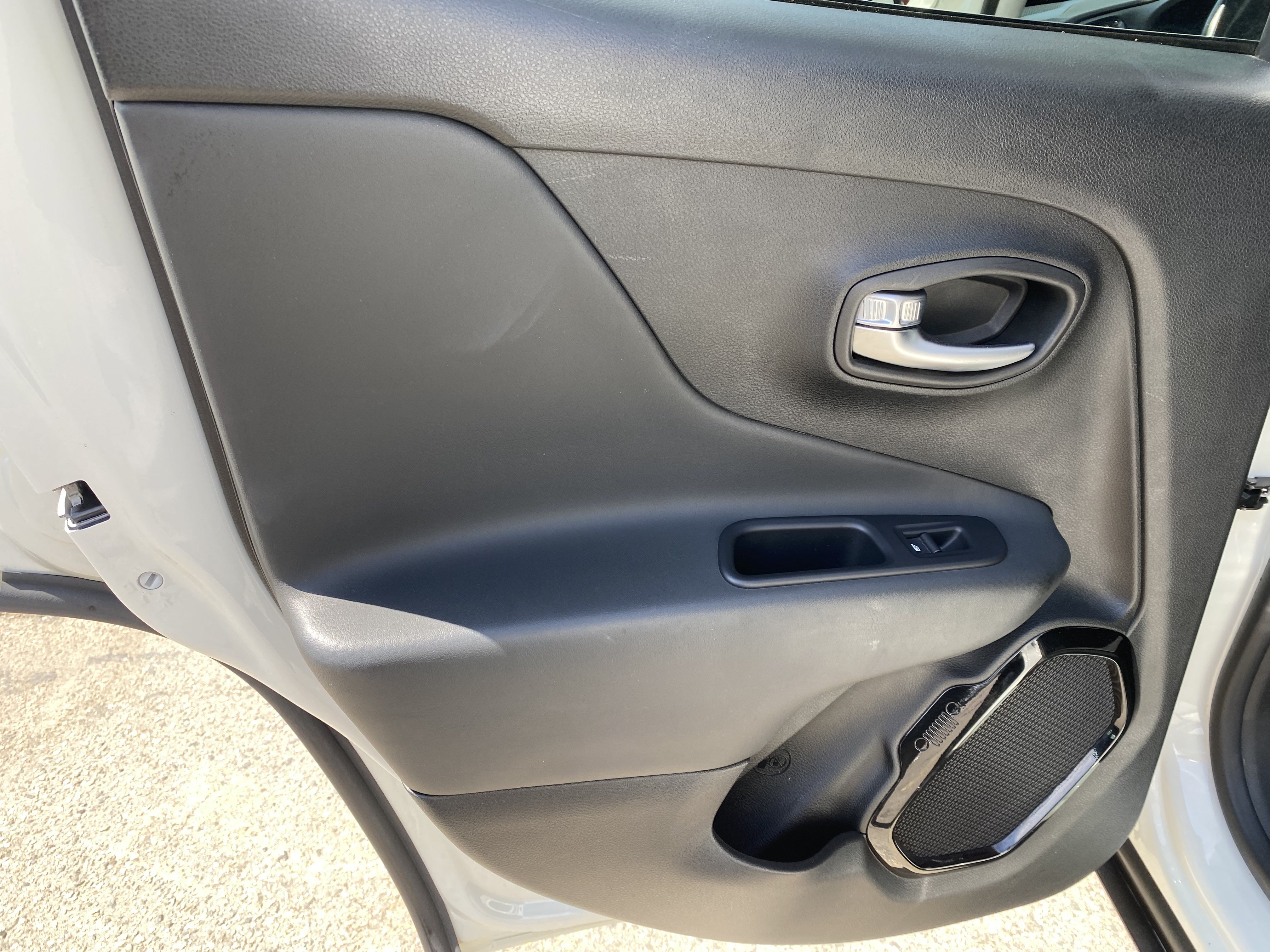 Used 2018 Jeep Renegade Altitude w/ UConnect 8.4 Nav Group FWD image 15