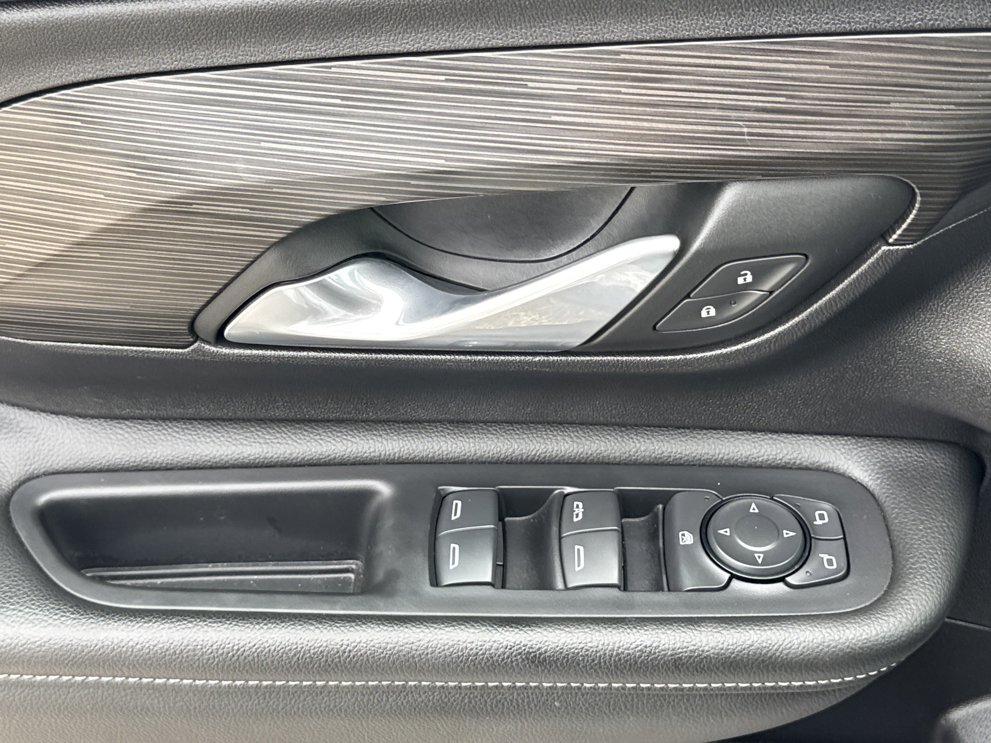 Used 2024 GMC Terrain SLE image 33