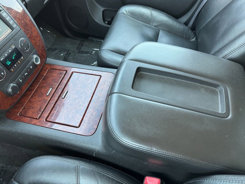 Used 2011 Chevrolet Avalanche LTZ AWD/4WD image 25