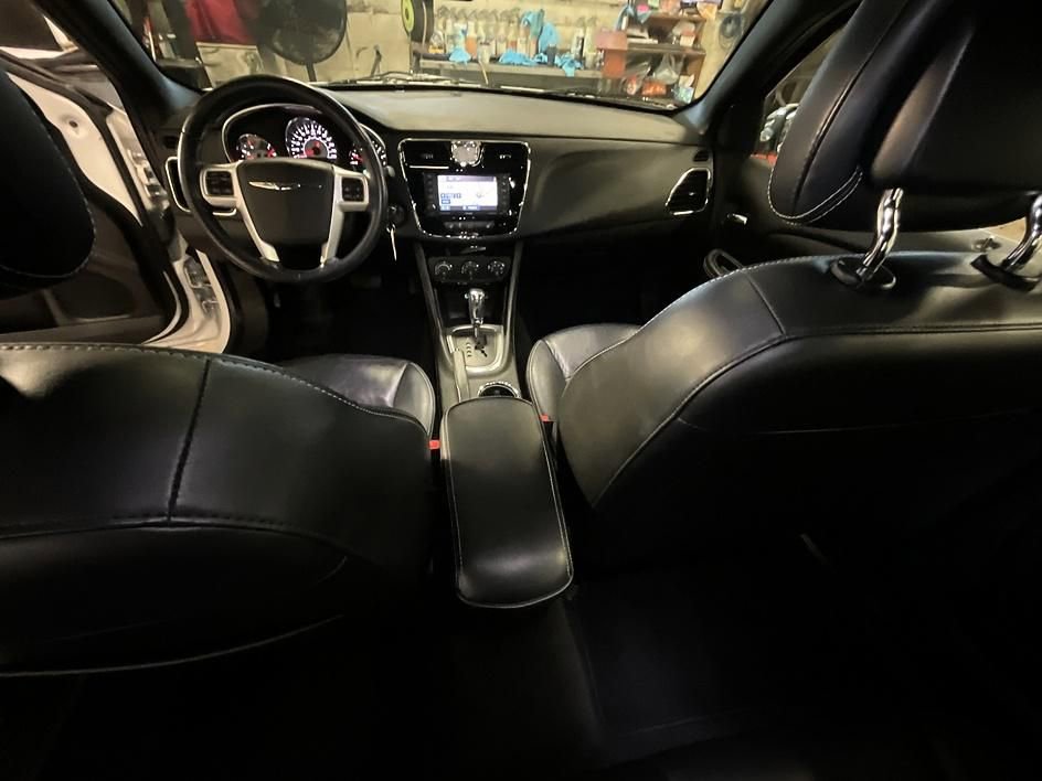 Used 2011 Chrysler 200 Limited FWD image 3