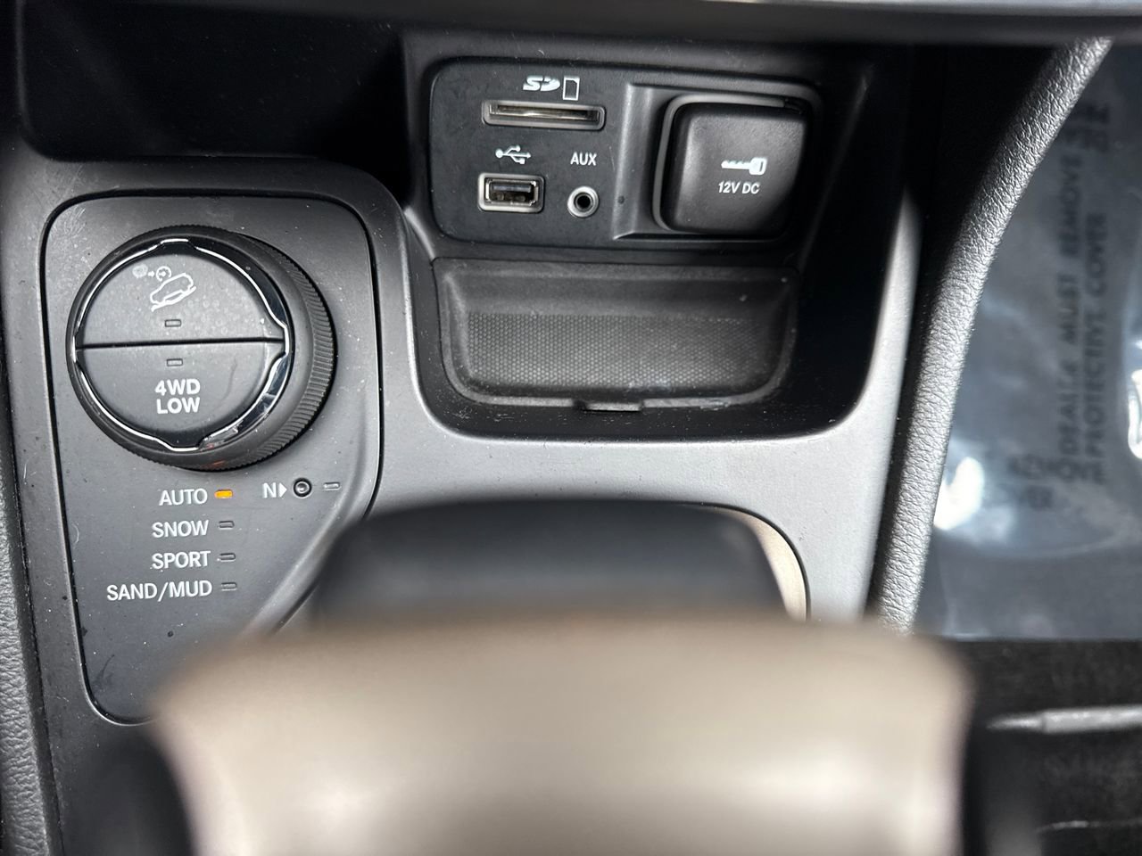 Used 2015 Jeep Cherokee Limited image 23