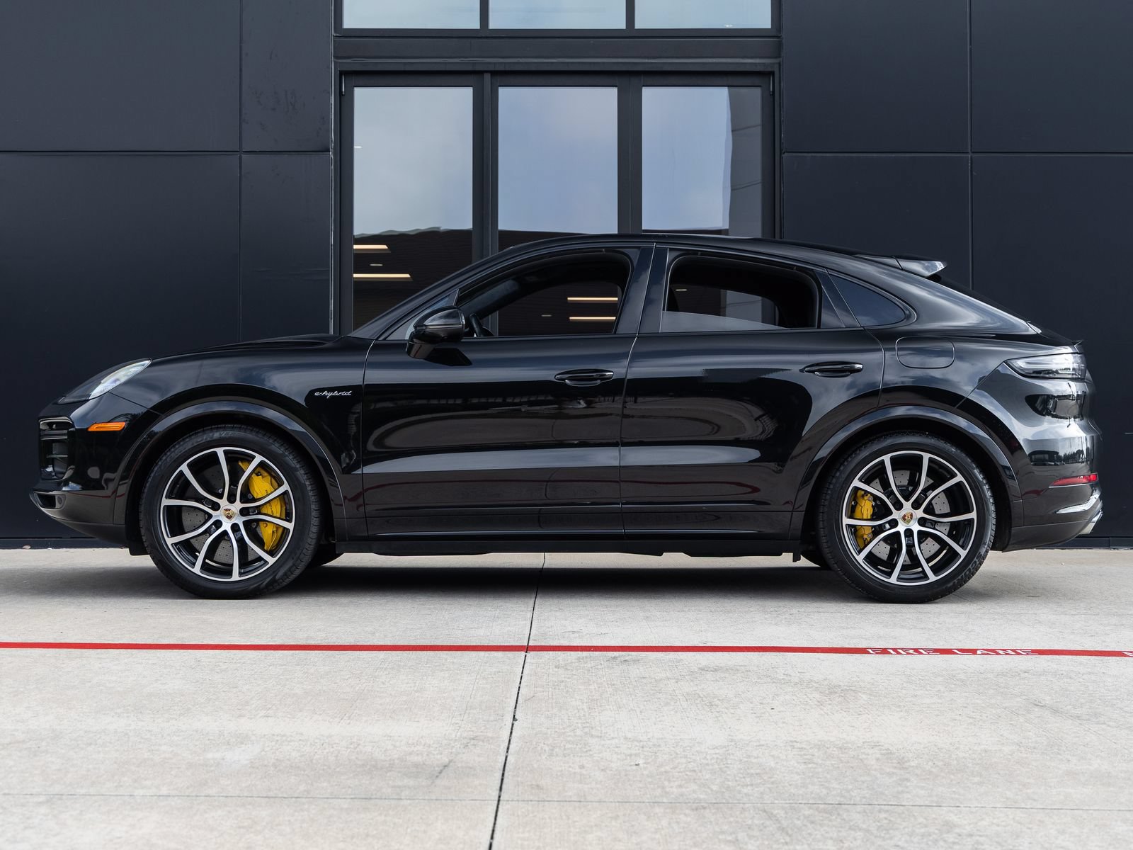 Used 2023 Porsche Cayenne Turbo S AWD/4WD image 2