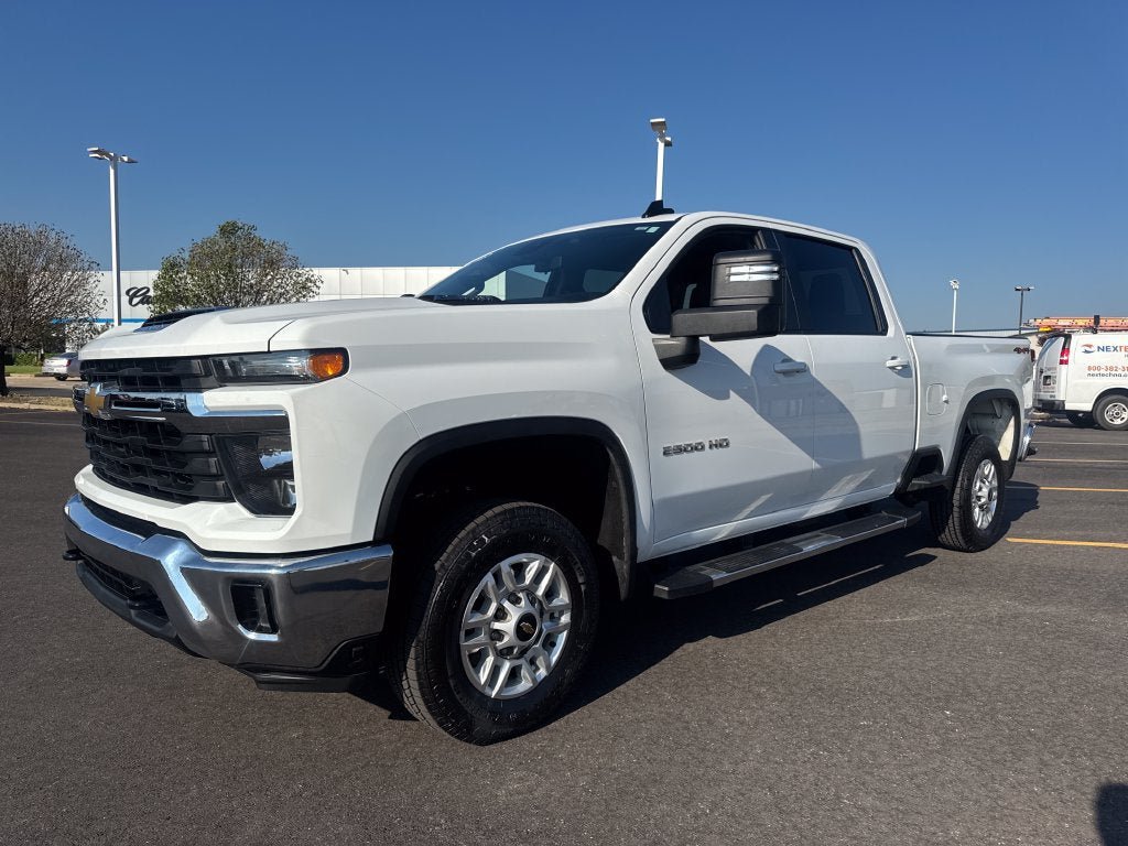 Used 2025 Chevrolet Silverado 2500 LT AWD/4WD image 2