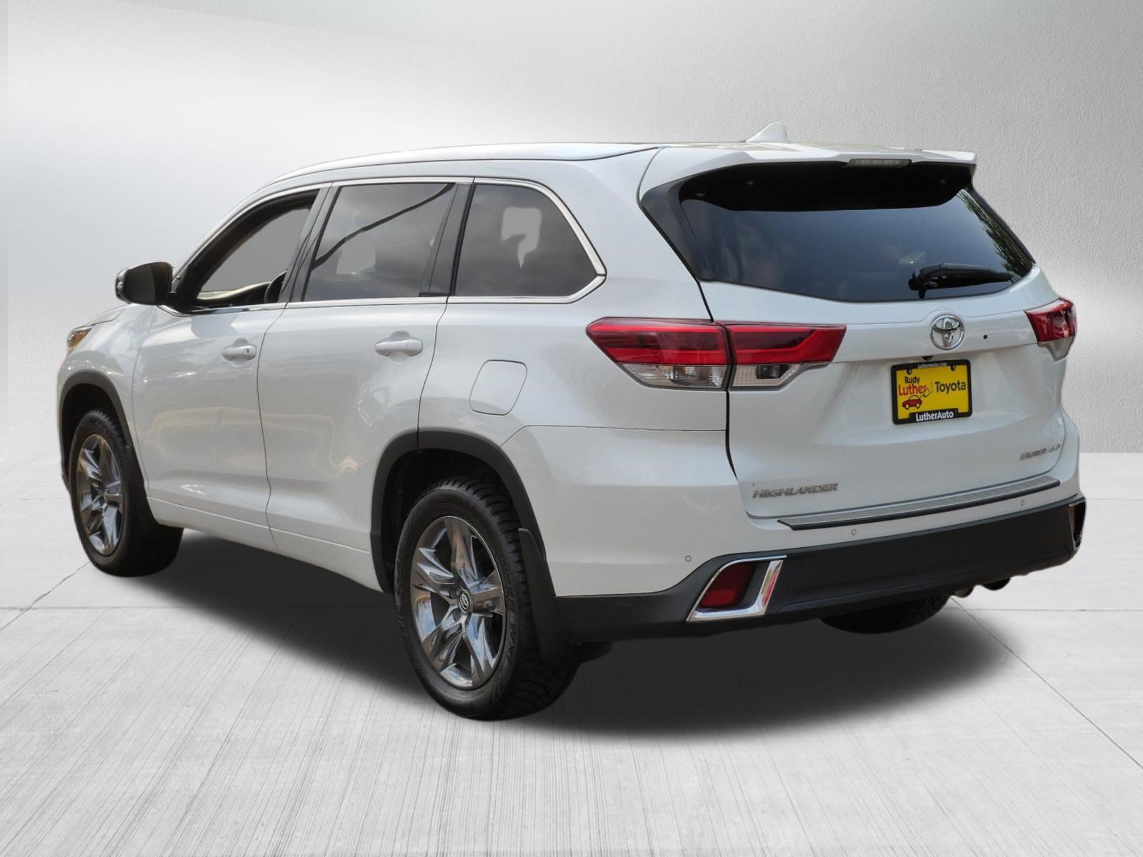 Certified 2017 Toyota Highlander Limited Platinum w/ Carpet Mat Package AWD/4WD image 5