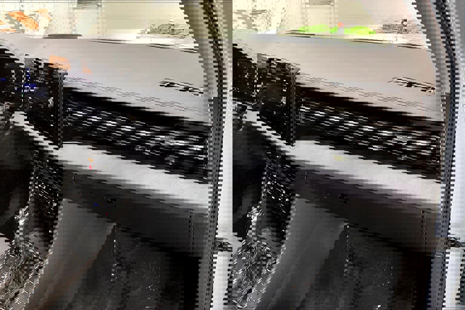 Used 2025 Volkswagen Jetta SE w/ Black Wheel Package image 19