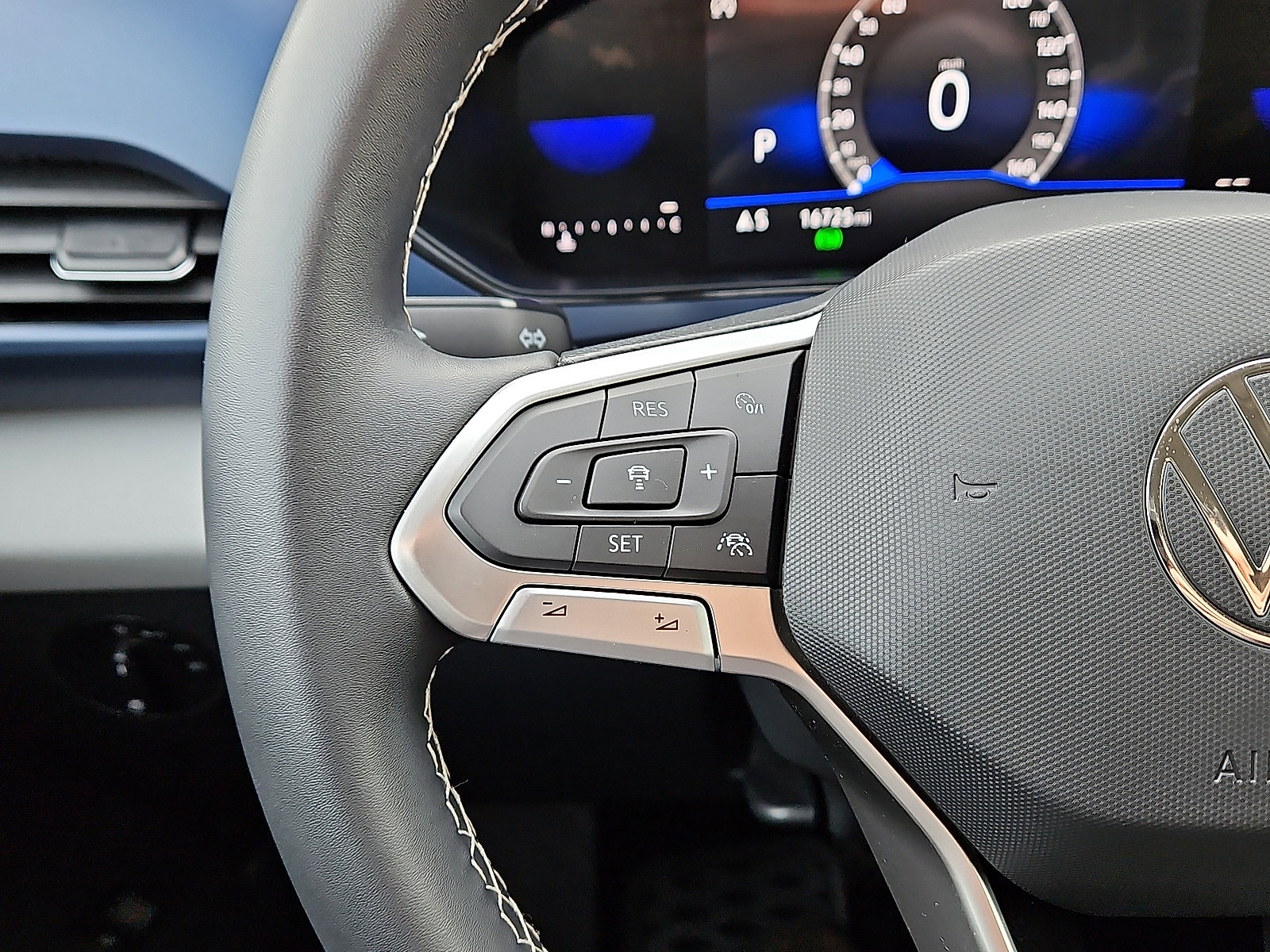 Certified 2023 Volkswagen Taos SE w/ Black Wheel Package image 17