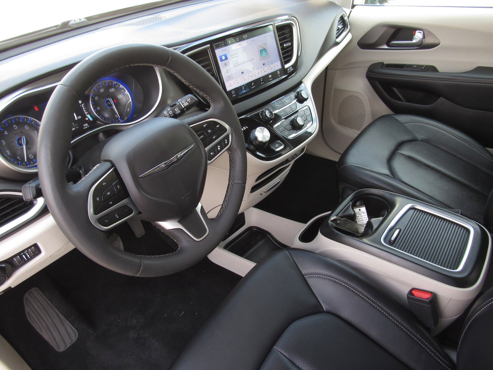 Used 2024 Chrysler Pacifica Touring-L image 17