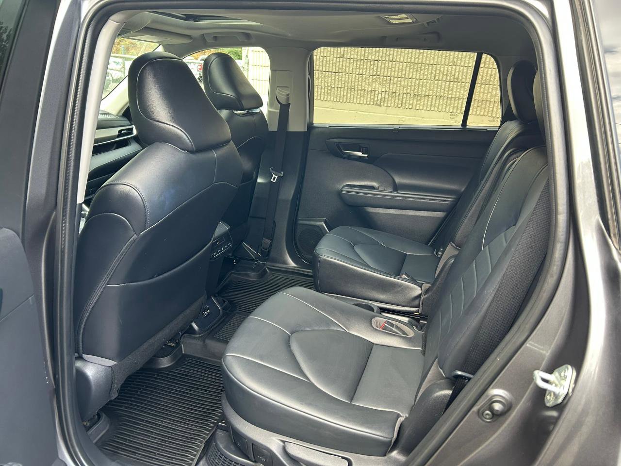 Used 2021 Toyota Highlander XLE AWD/4WD image 13