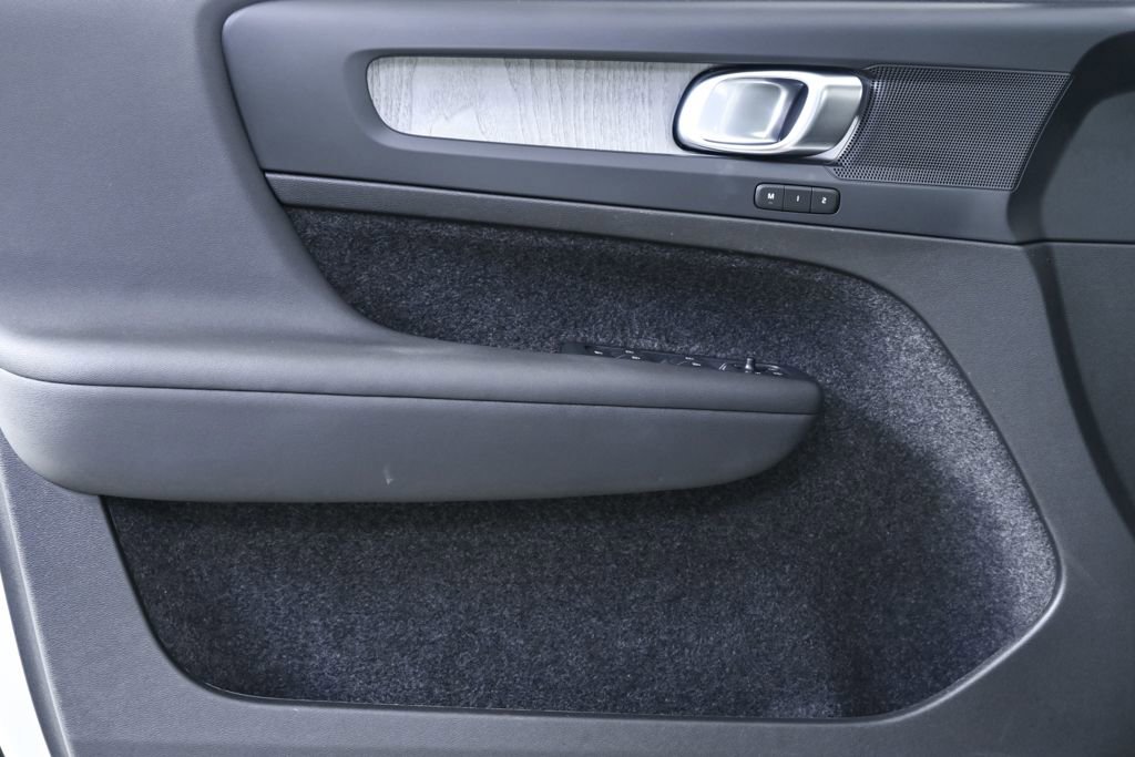 Certified 2025 Volvo XC40 B5 Plus image 8