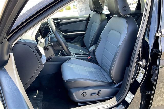 Used 2025 Volkswagen Jetta SE FWD image 24