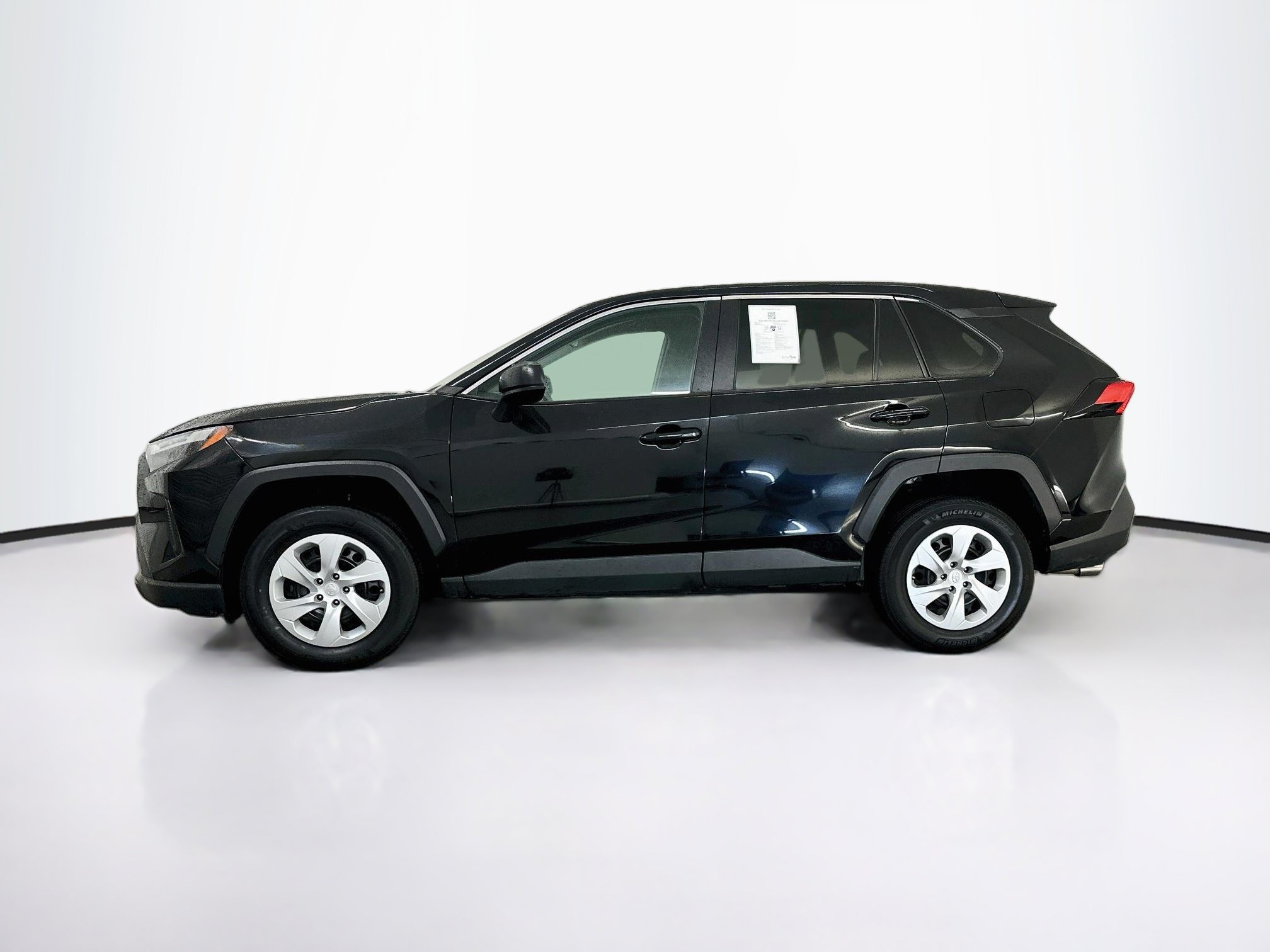 Used 2025 Toyota RAV4 LE AWD/4WD image 4