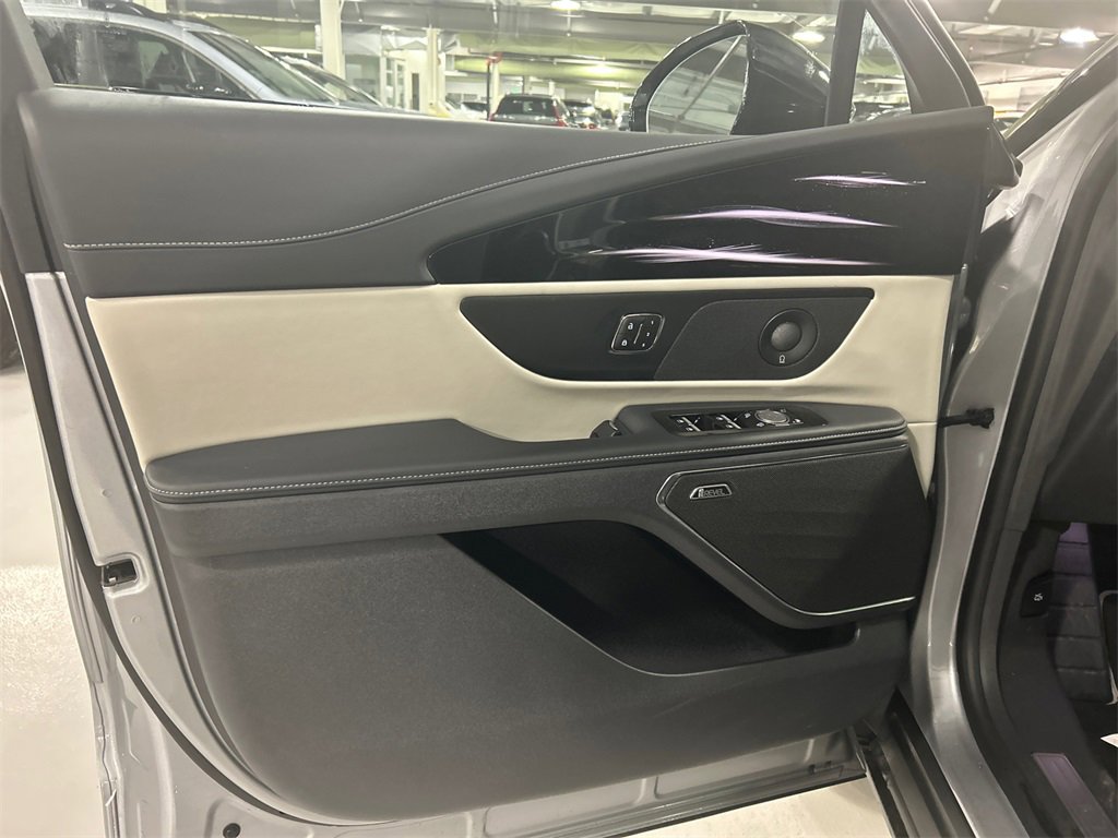 Used 2025 Lincoln Nautilus Premier w/ Equipment Group 102A image 9