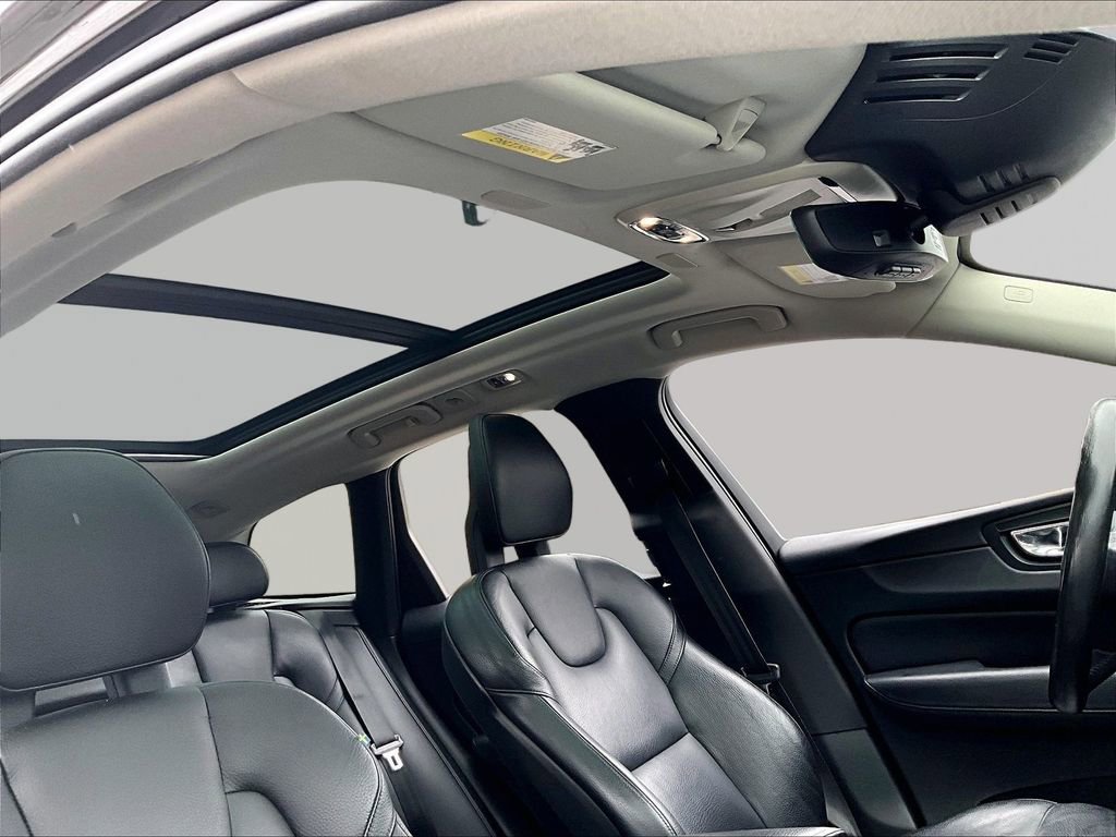Used 2018 Volvo XC60 T6 Momentum w/ Convenience Package image 18
