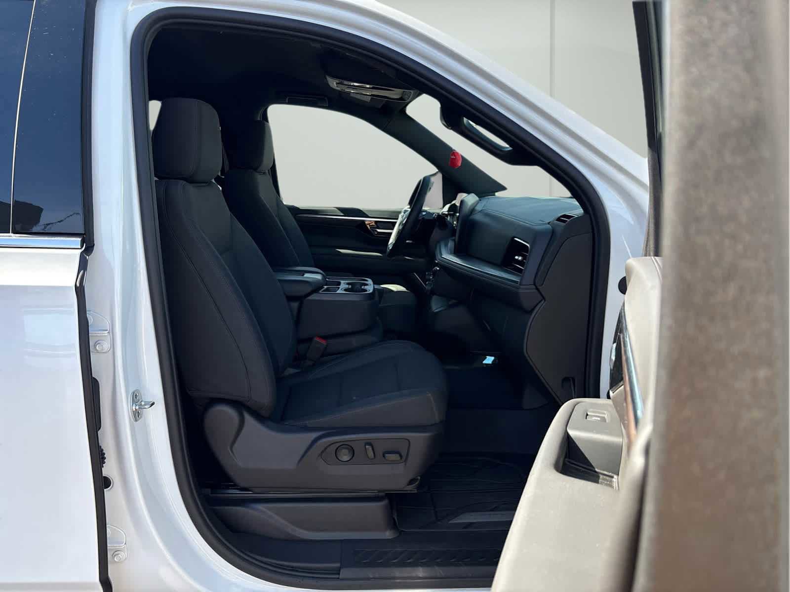 Used 2025 Chevrolet Suburban LS RWD image 18