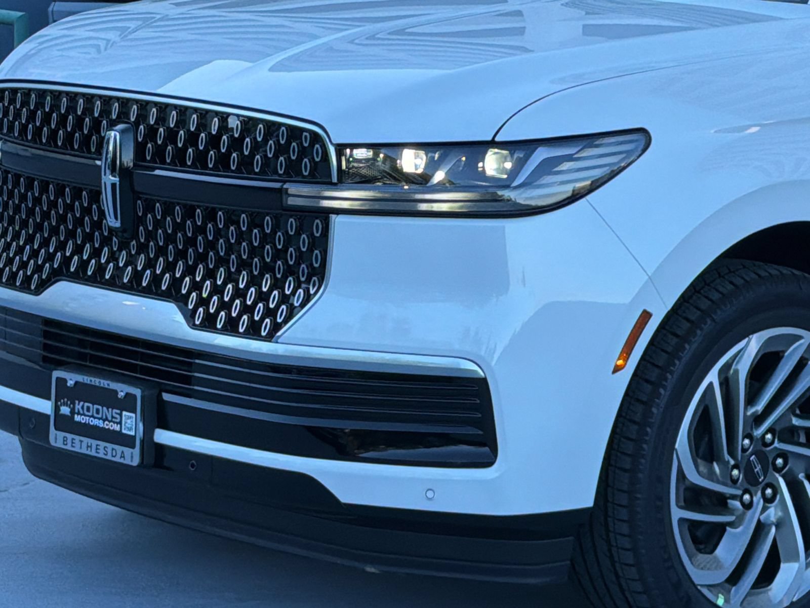 New 2026 Lincoln Navigator Reserve AWD/4WD image 2