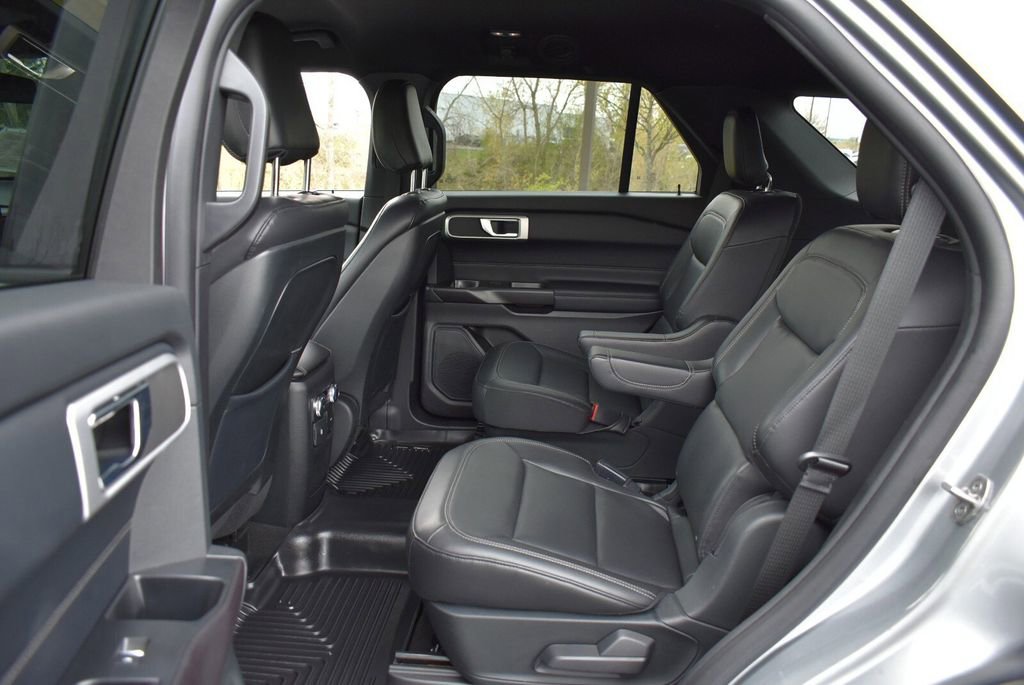 Used 2020 Ford Explorer XLT w/ Equipment Group 202A AWD/4WD image 32
