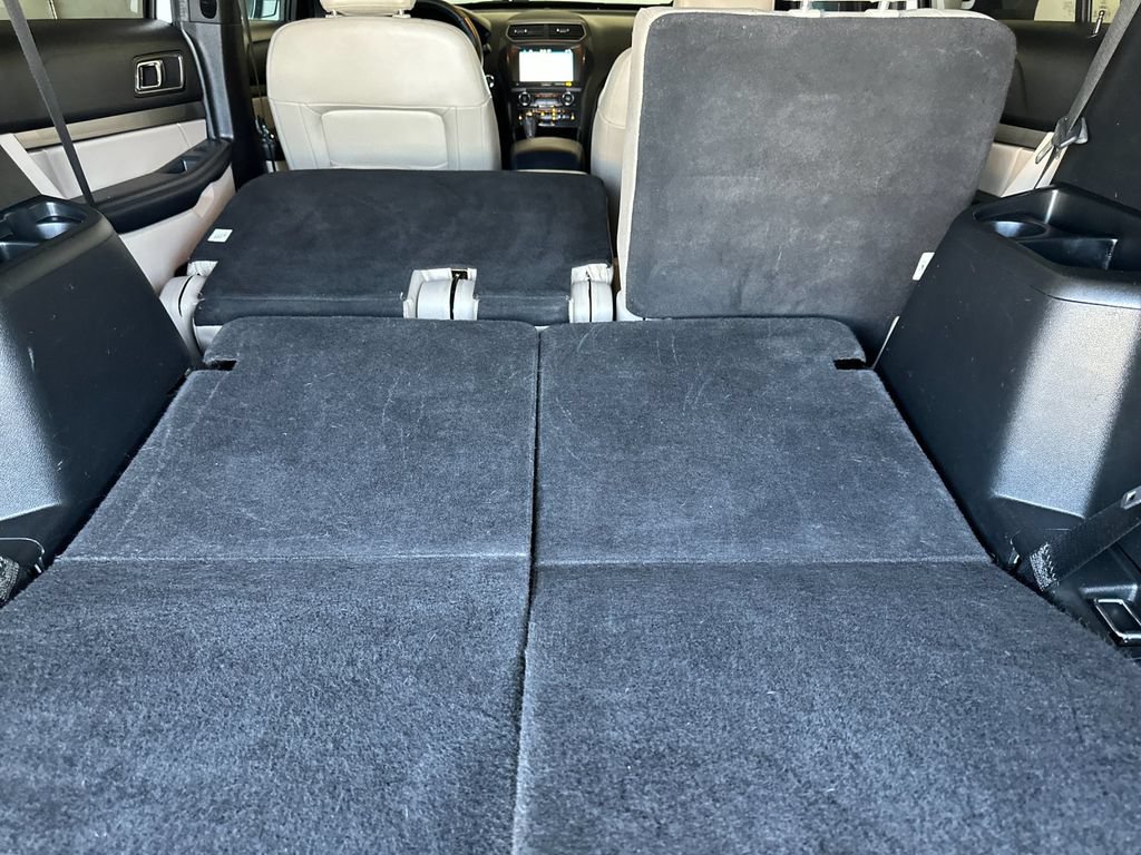 Used 2018 Ford Explorer XLT w/ Equipment Group 202A FWD image 15