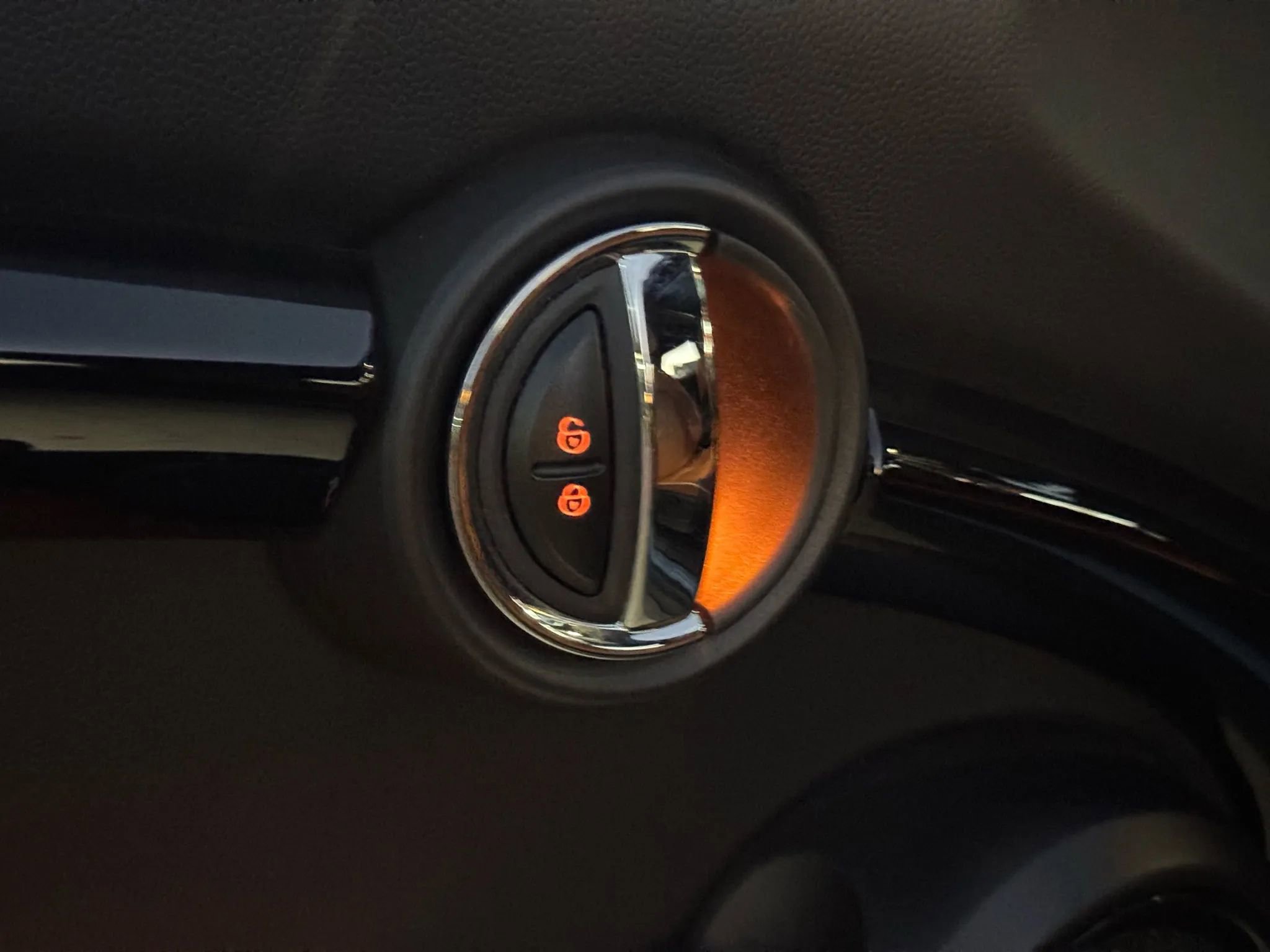 Used 2021 MINI Cooper 2-Door Hardtop w/ Signature Upholstery Package image 25