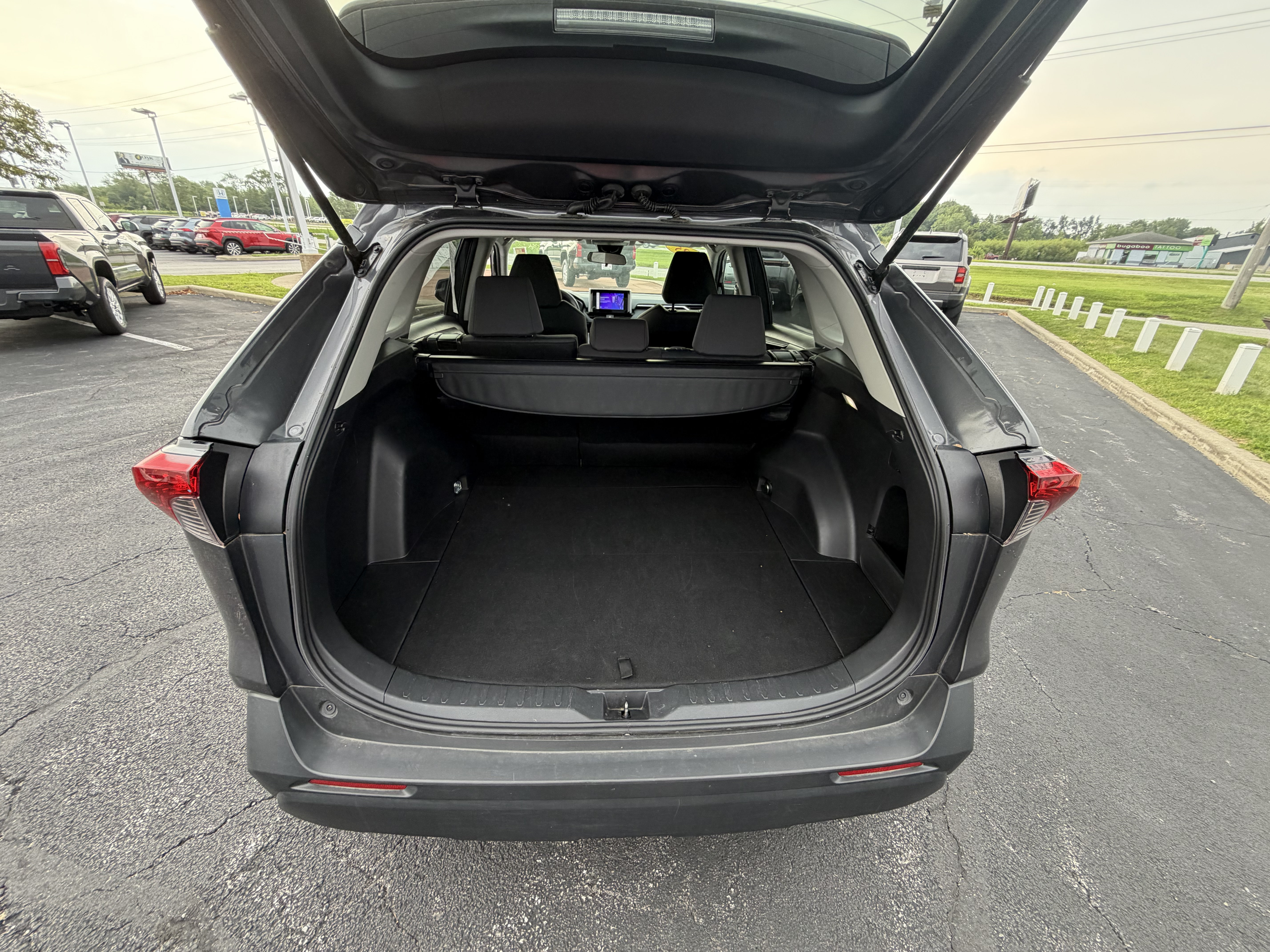 Used 2025 Toyota RAV4 XLE FWD image 9