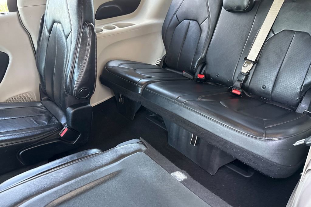 Used 2020 Chrysler Pacifica Touring-L image 12