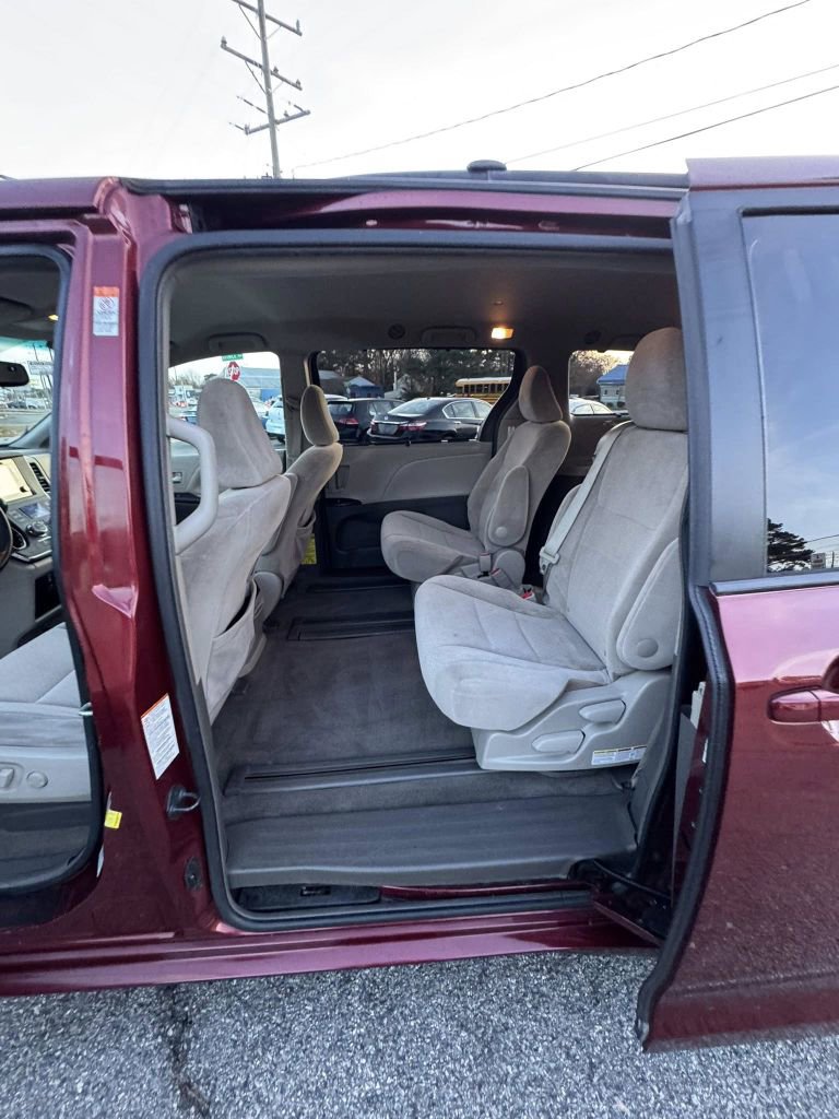 Used 2015 Toyota Sienna LE image 9