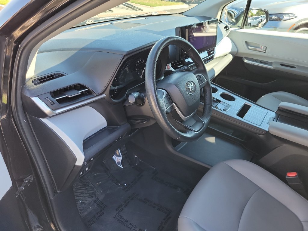 Used 2025 Toyota Sienna XLE FWD image 21