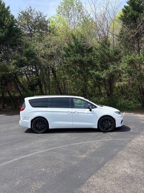 Used 2024 Chrysler Pacifica Limited w/ S Appearance Package image 5