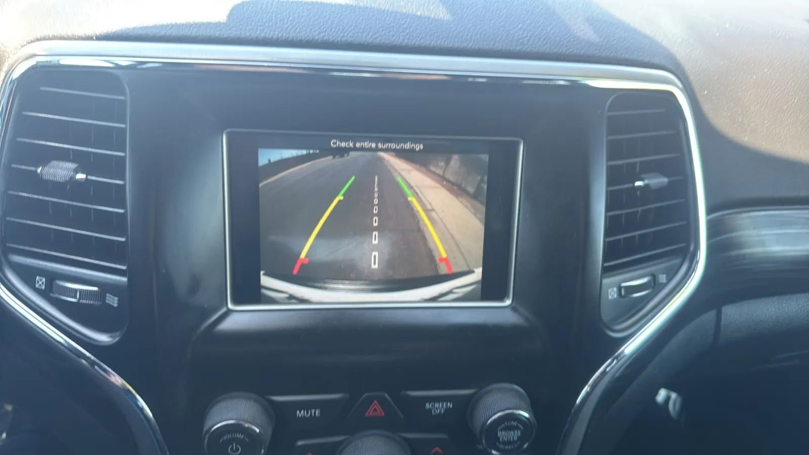 Used 2020 Jeep Grand Cherokee Laredo RWD image 13