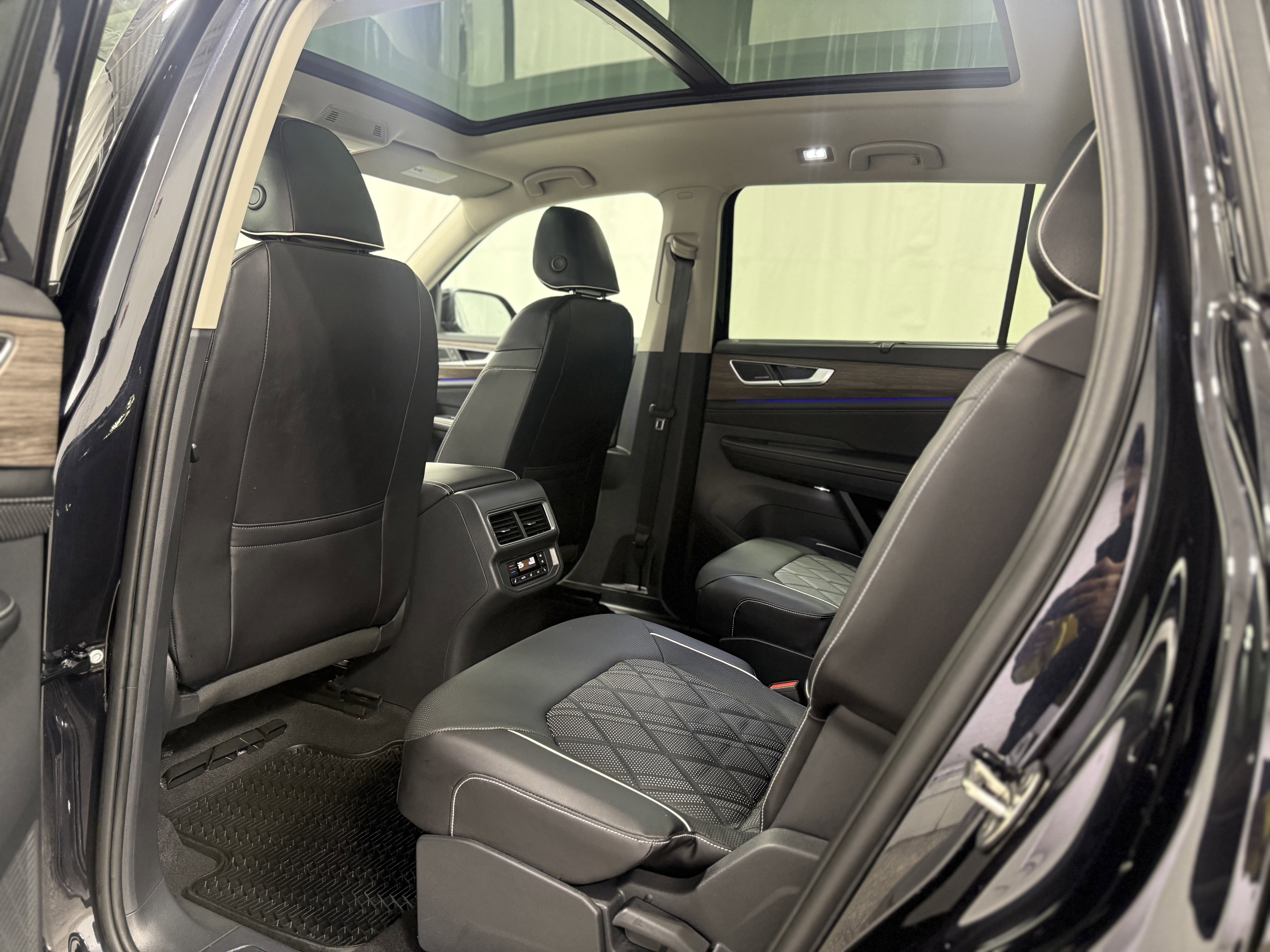 Used 2024 Volkswagen Atlas SEL Premium R-Line image 26