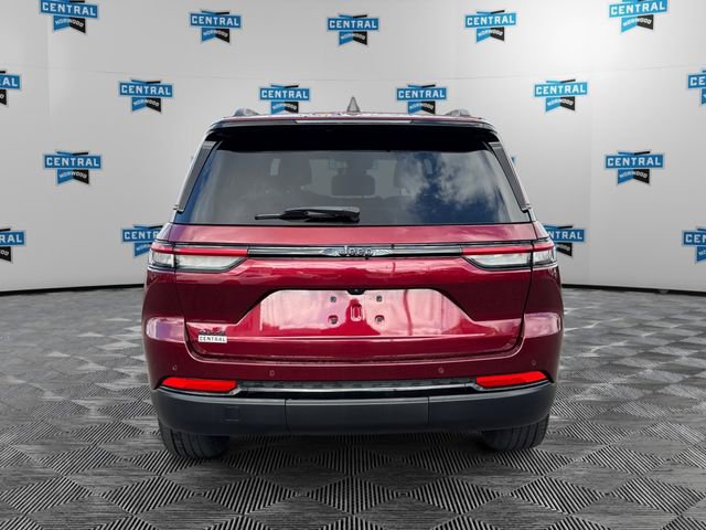 Used 2023 Jeep Grand Cherokee Altitude image 4