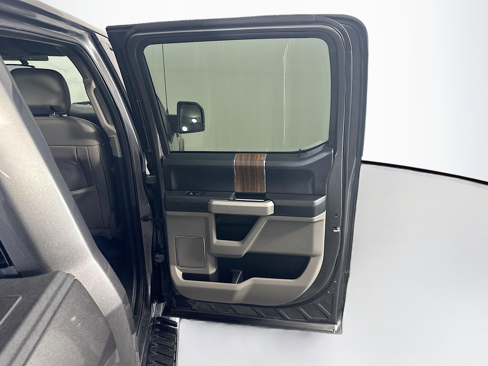 Used 2016 Ford F150 Lariat RWD image 31