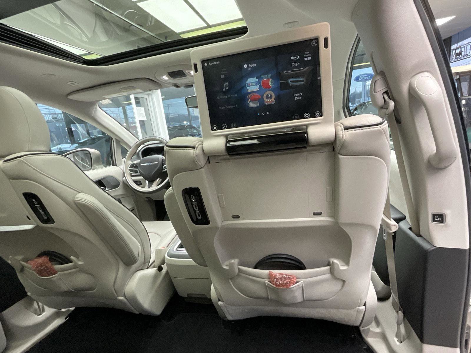 Used 2018 Chrysler Pacifica Limited w/ Advanced Safetytec Group image 18