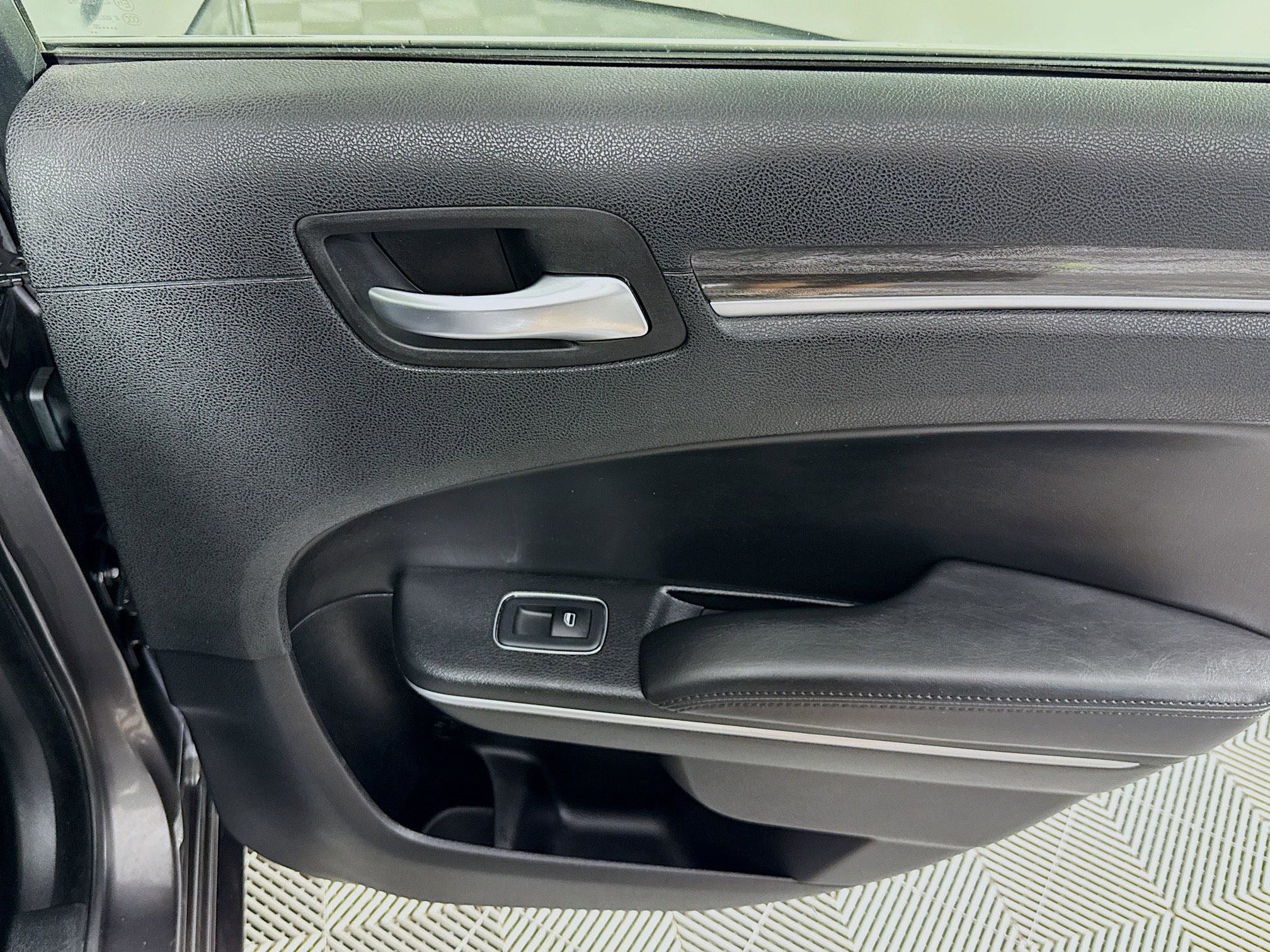 Used 2020 Chrysler 300 Touring RWD image 27