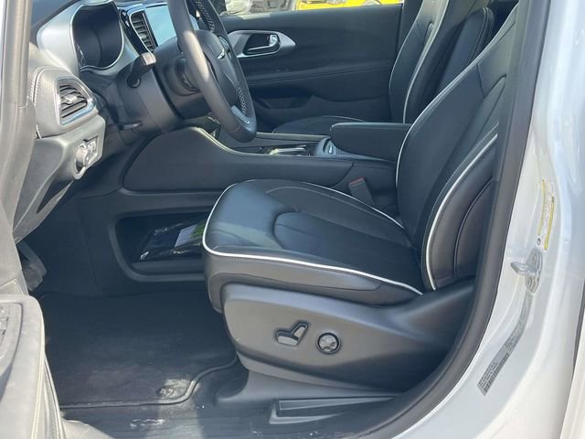 New 2026 Chrysler Pacifica Limited image 10