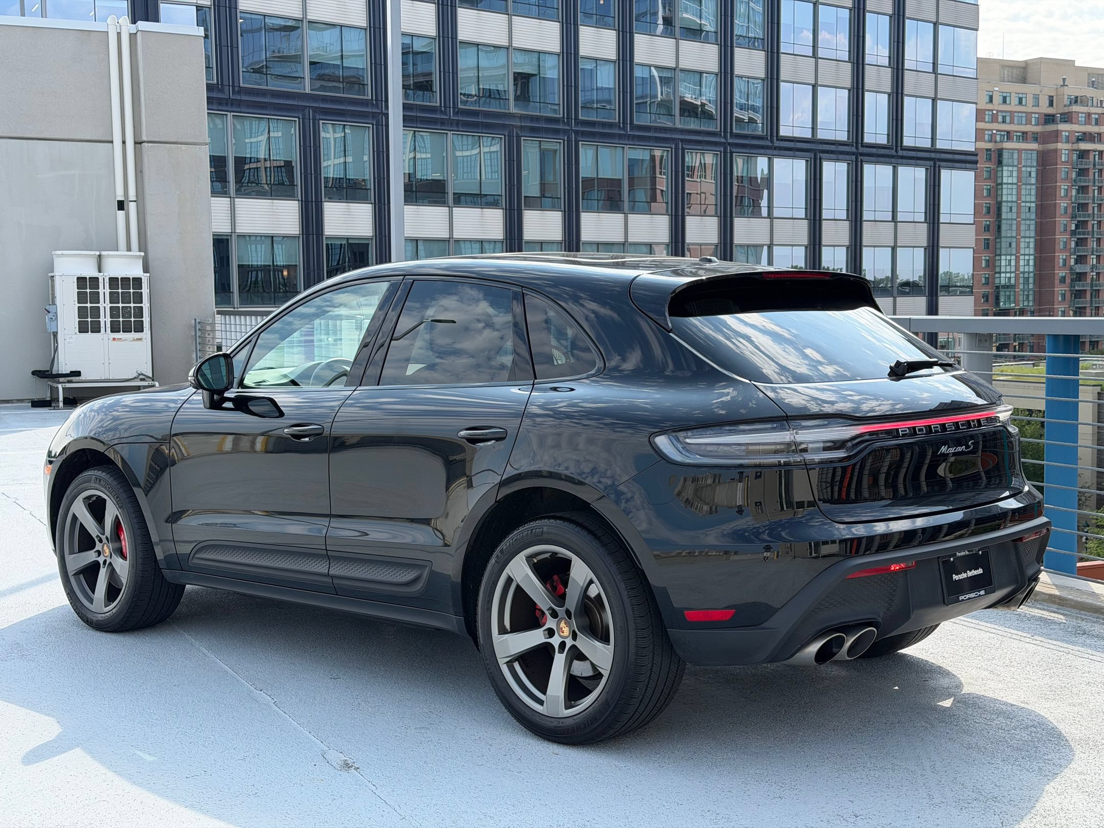 Certified 2024 Porsche Macan S AWD/4WD image 3