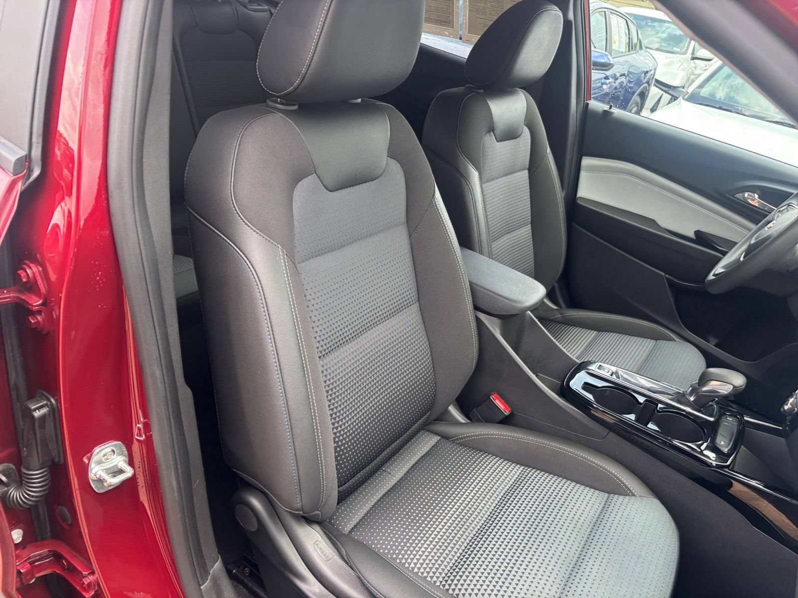 Used 2025 Chevrolet Trax LT FWD image 35