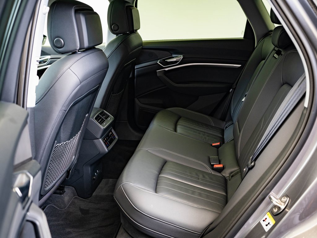 Used 2022 Audi e-tron Premium w/ Convenience Plus Package image 34