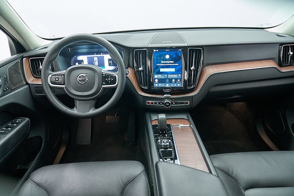 Certified 2023 Volvo XC60 B5 Plus AWD/4WD image 20