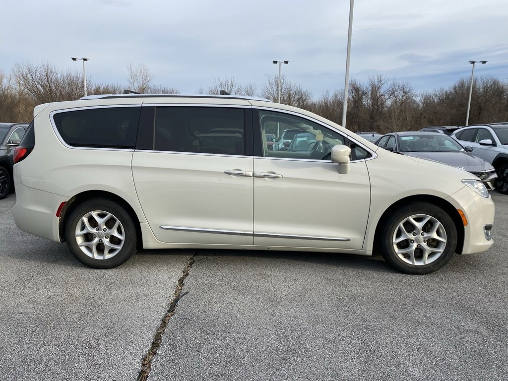 Used 2017 Chrysler Pacifica Touring-L Plus w/ Tire & Wheel Group image 8