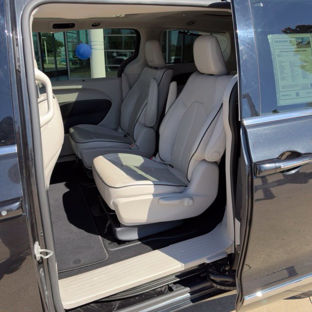 Used 2021 Chrysler Pacifica Limited FWD image 13