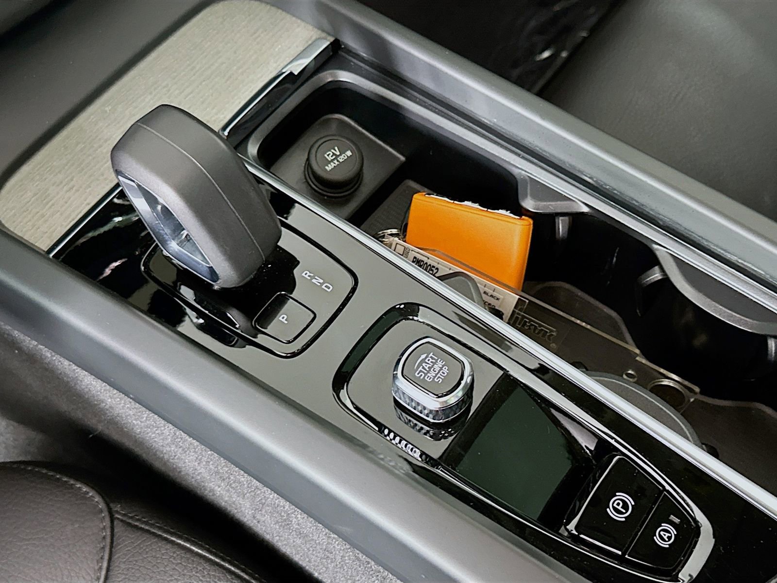 Used 2025 Volvo XC60 B5 Plus image 17