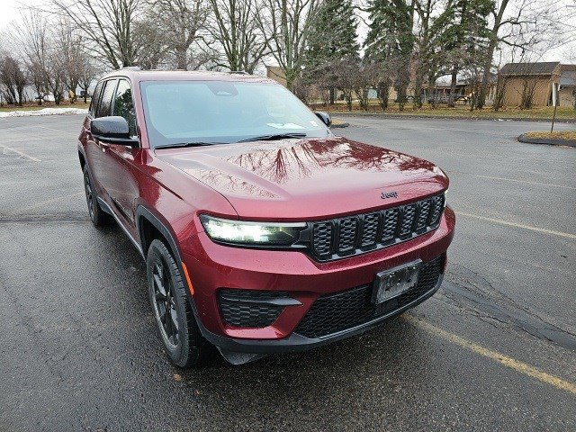 Used 2024 Jeep Grand Cherokee Altitude image 8