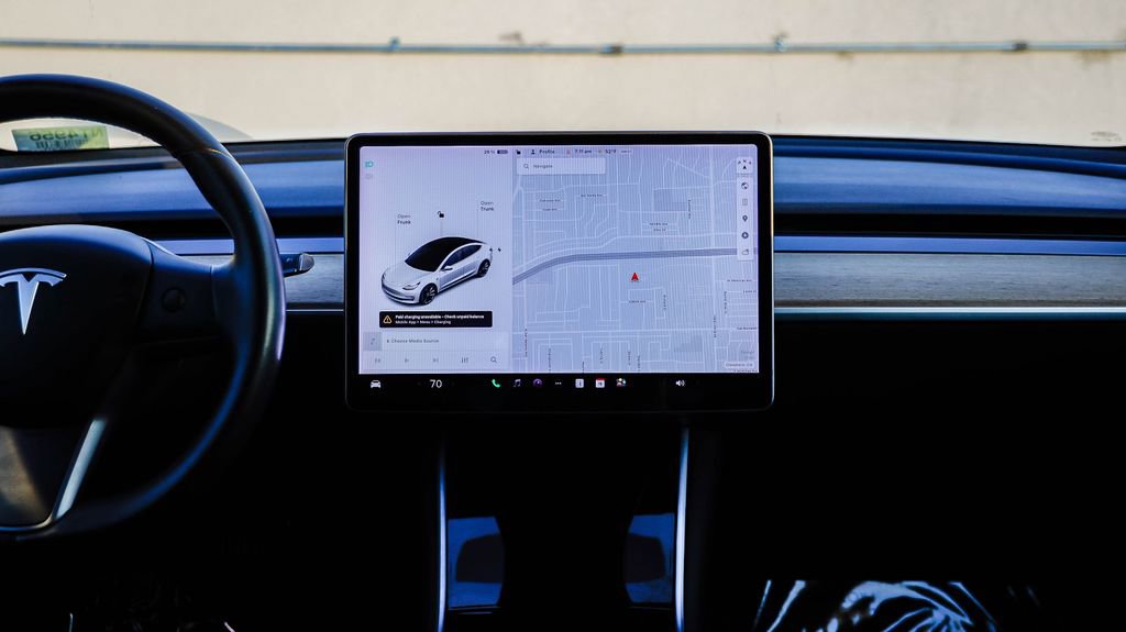 Used 2018 Tesla Model 3 image 13