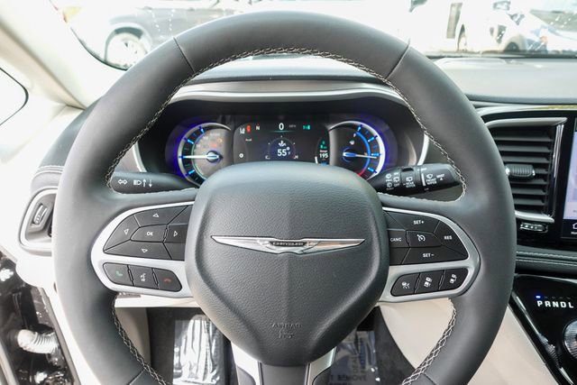 Used 2024 Chrysler Pacifica Select image 12