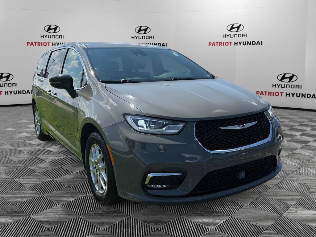 Used 2025 Chrysler Pacifica Select FWD image 1